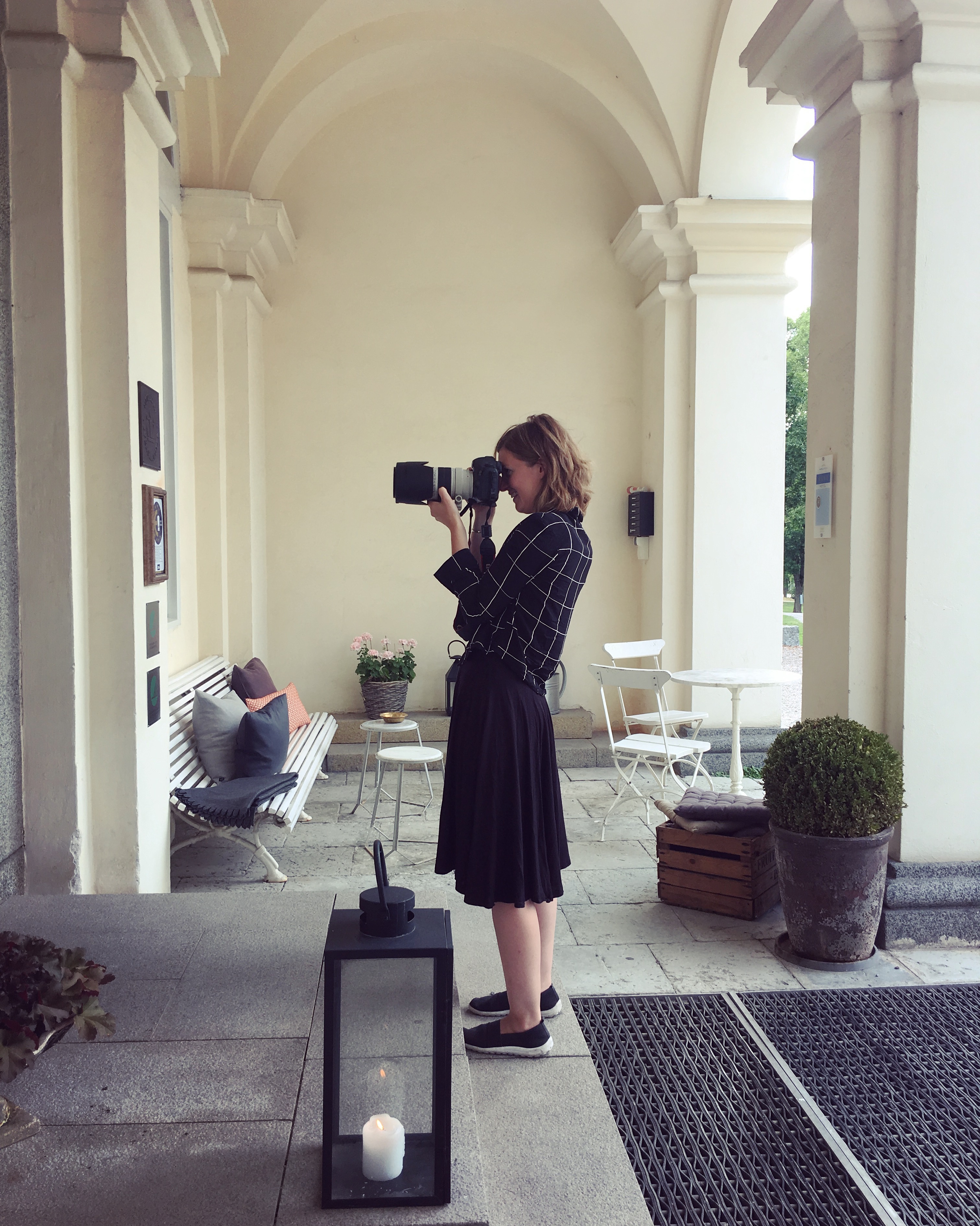 Fotoagraf fotograferar vid ingången till Villa Aske.