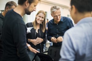 Affärsgrupp i samtal under en konferensaktivitet på Villa Aske, nära Stockholm.